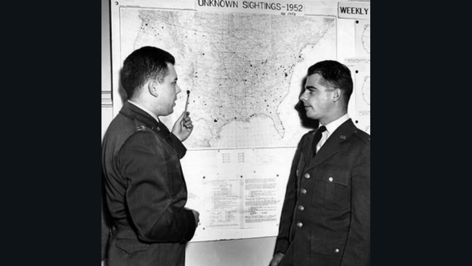 Edward Ruppelt at a map of 1952 UFO sightings, Wright-Patterson Air Force Base. Photo: St. Louis Post-Dispatch, public domain, via Wikimedia Commons.